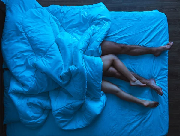 Der Mann Und Eine Frau Liegen Unter Einer Bettdecke Blick — Stockfoto