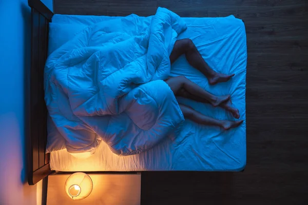 Man Woman Laying Duvet Evening Night Time View — Stock Photo, Image