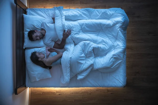 Άντρας Και Μια Γυναίκα Κοιμούνται Στο Κρεβάτι Θέα Από Ψηλά — Φωτογραφία Αρχείου