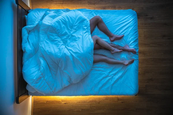 Casal Deitado Debaixo Cobertor Vista Cima Noite Noite Tempo — Fotografia de Stock