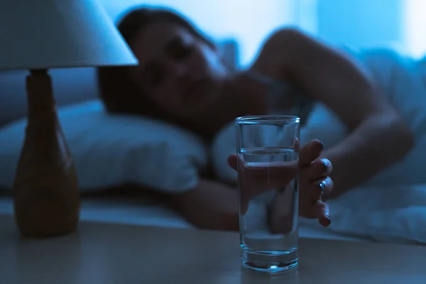 Женщина Кровати Держащая Алкоголь Выстрел — стоковое фото