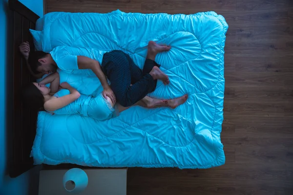 Man Een Vrouw Slapen Het Bed Avond Nacht Uitzicht Van — Stockfoto