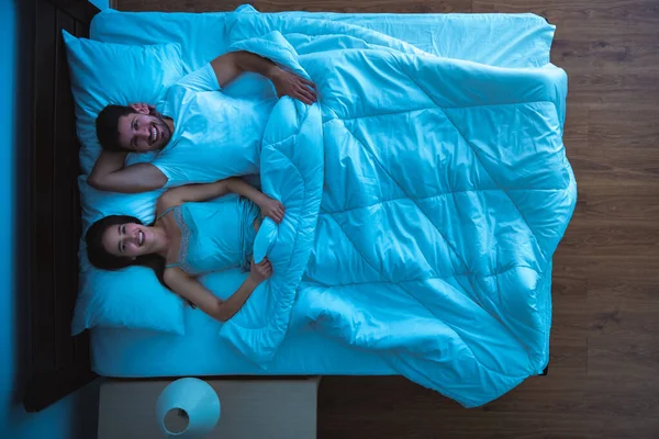 Der Glückliche Mann Und Eine Frau Liegen Auf Dem Bett — Stockfoto