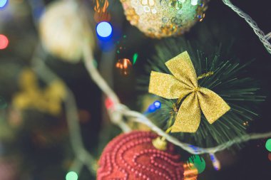 Çelenk ve Noel ağacı süslemesi.