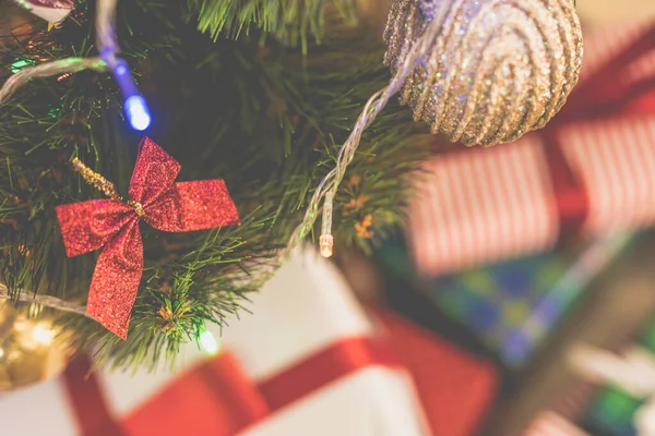 Bloemenslinger Een Decoratie Kerstboom — Stockfoto