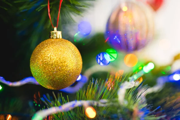 Grinalda Uma Bola Vidro Árvore Natal — Fotografia de Stock