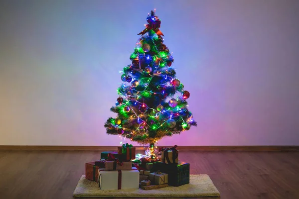 Kerstboom Met Geschenkdozen Vloer Avond Nacht Tijd — Stockfoto