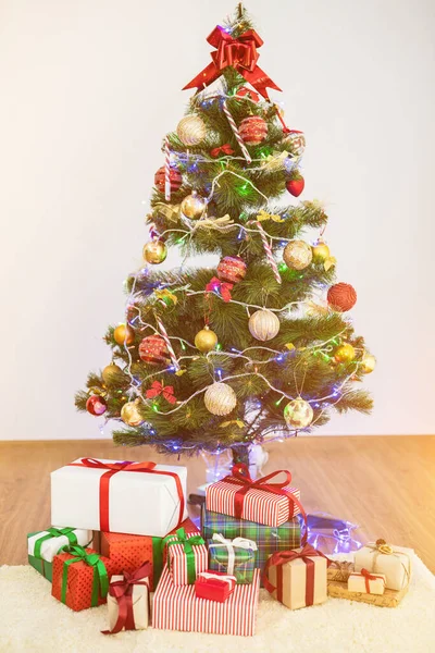 Kerstboom Met Geschenkdozen Vloer — Stockfoto