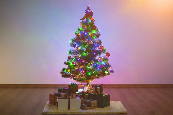 Kerstboom Met Geschenkdozen Vloer Avond Nacht Tijd — Stockfoto