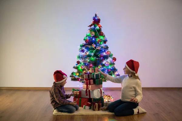 Die Glücklichen Kinder Spielen Weihnachtsbaum — Stockfoto