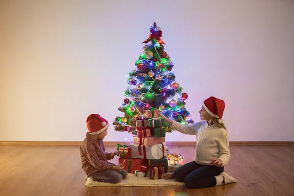 Junge Und Mädchen Spielen Mit Geschenken Weihnachtsbaum — Stockfoto