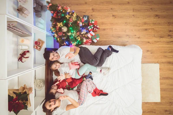 Die Glückliche Familie Lag Auf Dem Bett Und Gestikulierte Blick — Stockfoto