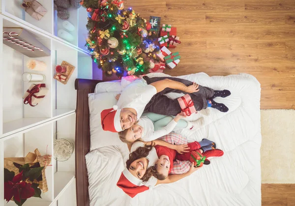 Die Glückliche Familie Sitzt Einem Bett Neben Dem Weihnachtsbaum Blick — Stockfoto