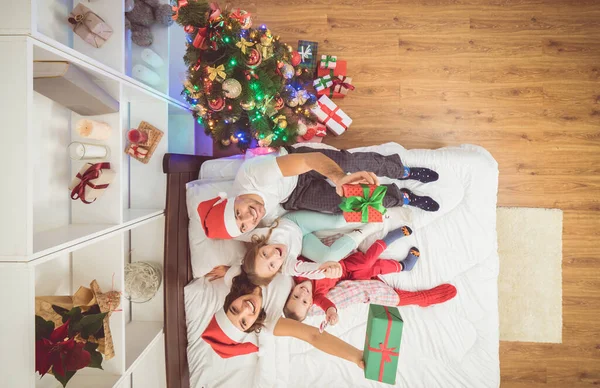 Die Glückliche Familie Sitzt Einem Bett Mit Geschenken Blick Von — Stockfoto