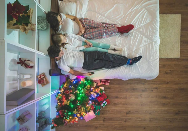 Ευτυχισμένη Οικογένεια Ξάπλωνε Στο Κρεβάτι Και Έβλεπε Τηλεόραση Θέα Από — Φωτογραφία Αρχείου