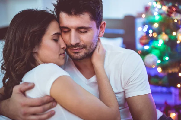 Hermosa Pareja Sienta Cerca Del Árbol Navidad — Foto de Stock