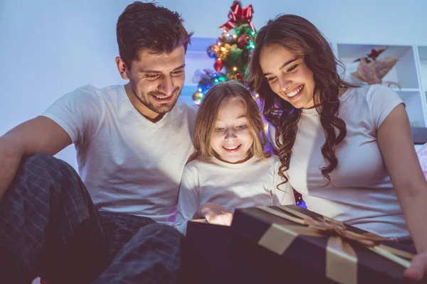 Família Feliz Abre Caixa Luz Noite Noite Tempo — Fotografia de Stock