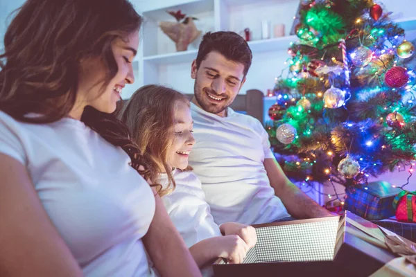 Família Feliz Abre Caixa Presente Perto Árvore Natal Noite Noite — Fotografia de Stock