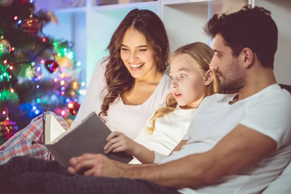 Famille Heureuse Couché Sur Lit Lire Livre Près Arbre Noël — Photo