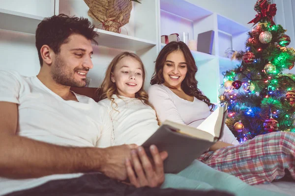 Dottern Och Föräldrarna Låg Sängen Och Läste Bok Kväll Kväll — Stockfoto