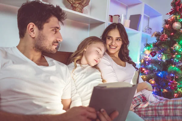 Sleepy Daughter Parents Lay Bed Book Evening Night Time — Stock Photo, Image