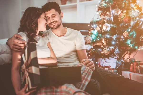 Casal Feliz Senta Com Uma Caixa Presente Perto Árvore Natal — Fotografia de Stock