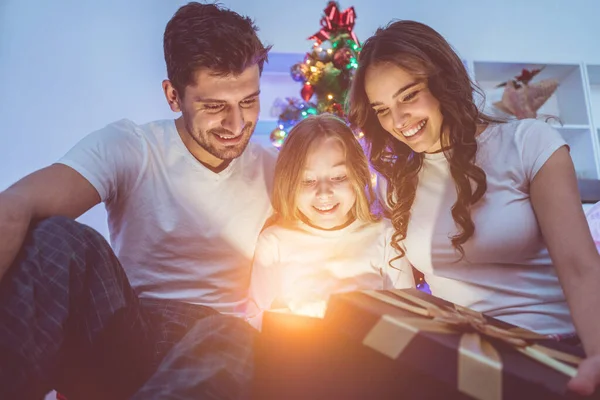 Tochter Und Eltern Öffnen Den Leuchtkasten Neben Dem Weihnachtsbaum — Stockfoto