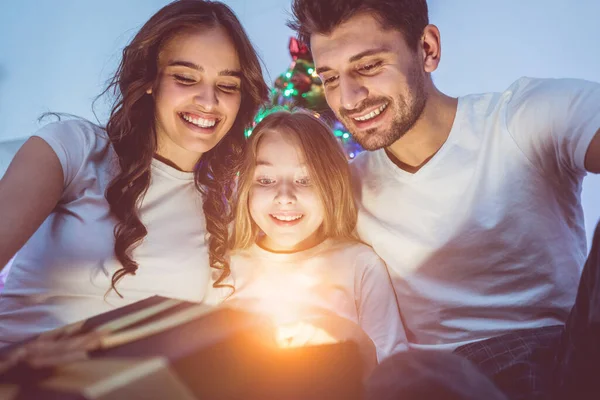 Filha Feliz Pais Abrem Caixa Luz — Fotografia de Stock