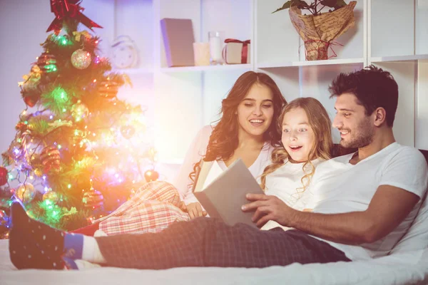 Família Leu Livro Perto Árvore Natal Hora Noite — Fotografia de Stock
