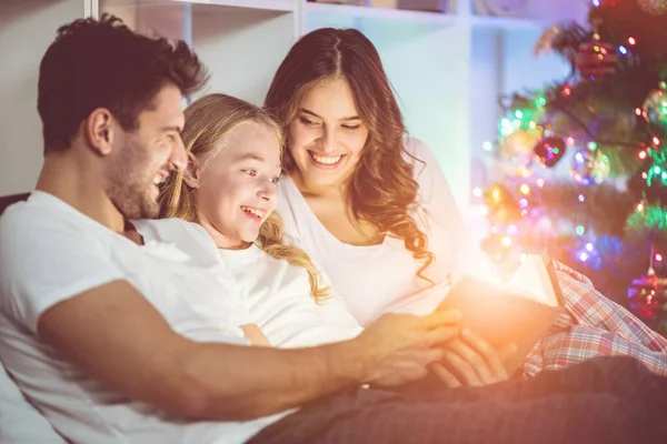 Família Feliz Leu Livro Cama Perto Árvore Natal Hora Noite — Fotografia de Stock