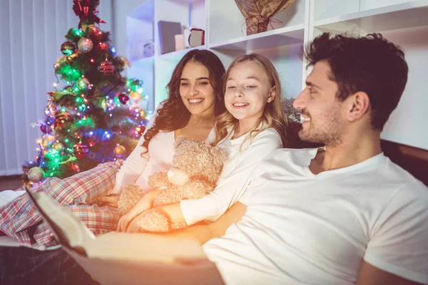 Den Lyckliga Familjen Läste Berättelsen Sängen Nära Julgranen Kvällstid — Stockfoto