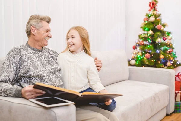 Menina Feliz Com Avô Leu Livro Perto Árvore Natal — Fotografia de Stock