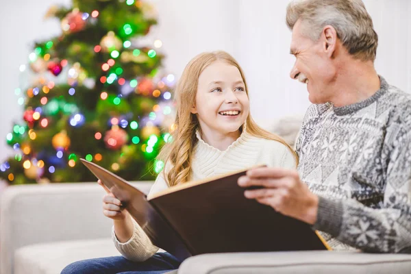 Neta Avô Leram Livro Perto Árvore Natal — Fotografia de Stock