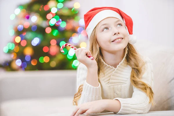 Das Glückliche Mädchen Mit Dem Weihnachtsmann Hut Lag Neben Dem — Stockfoto