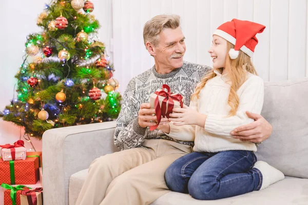 Avô Granddoughter Sentam Com Presente Perto Árvore Natal — Fotografia de Stock