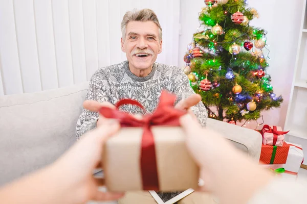 Mãos Com Uma Caixa Presente Para Velho Feliz — Fotografia de Stock