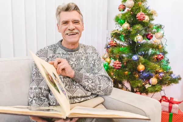 Happy Old Man Hold Photo Album Christmas Tree — Stock Photo, Image