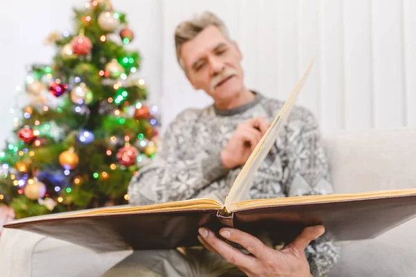 Old Man Hold Book Christmas Tree — Stock Photo, Image