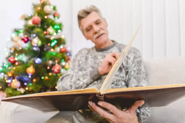 Velho Guarda Livro Perto Árvore Natal — Fotografia de Stock