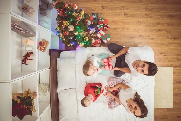 Onnelliset Vanhemmat Antavat Lahjoja Lapsille Joulukuusen Lähellä Näkymä Ylhäältä kuvapankkikuva