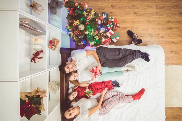 Glade Foreldrene Gir Gaver Til Barn Nær Juletreet Sett Ovenfra royaltyfrie gratis stockbilder