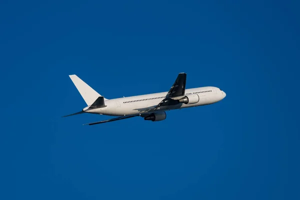 Vliegtuig Dat Opstijgt Vanaf Luchthaven — Stockfoto