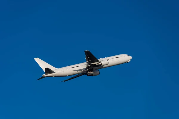 Vliegtuig Dat Opstijgt Vanaf Luchthaven — Stockfoto