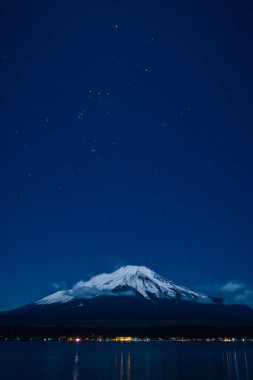 Göl Yamanaka ve Orion kışın Fuji Dağı NightView.