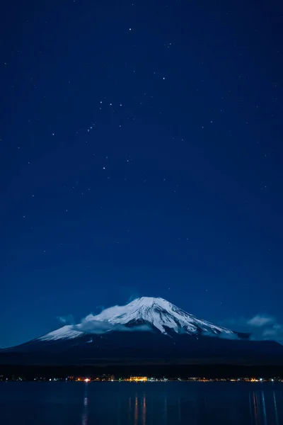 冬季从山中湖和猎户座欣赏富士山的夜景 免版税图库图片