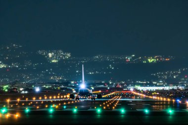 Jet uçağı mahaline gece alarak.