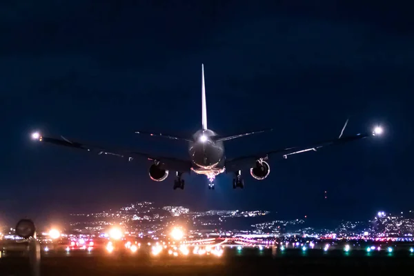 Jet uçak iniş sahne gece.