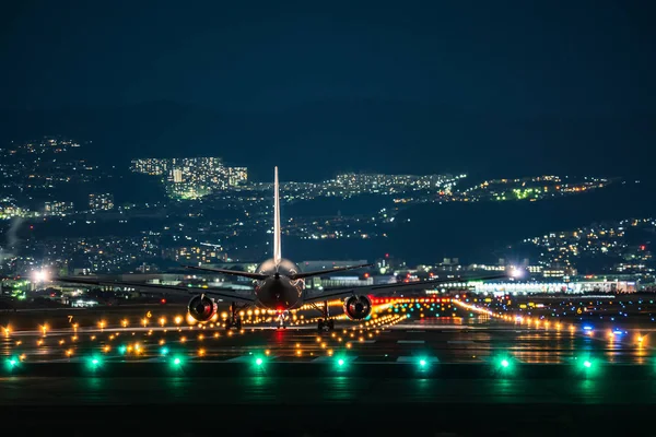 Jet uçağı mahaline gece alarak.