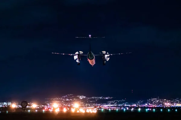 Cena Aterrissagem Avião Hélice Noite — Fotografia de Stock