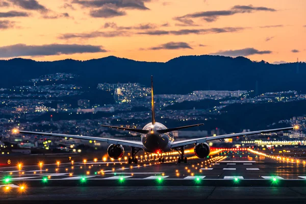 ジェット機の離陸シーンの夕暮れ — ストック写真